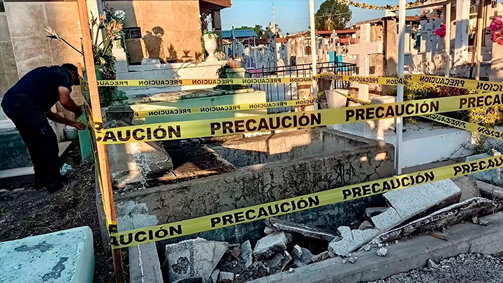Tumbas deterioradas en panteones de Tepic